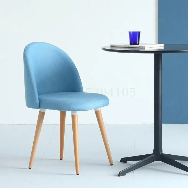 Нордический современный и сдержанный домашний стул со спинкой для досуга