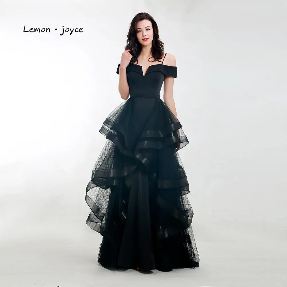 Женское длинное вечернее платье Lemon joyce черное простое с открытыми плечами