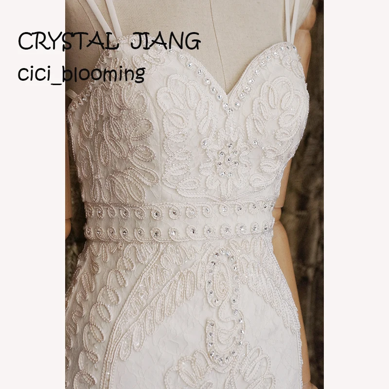 

Белое прямое кружевное платье выше колена, без рукавов