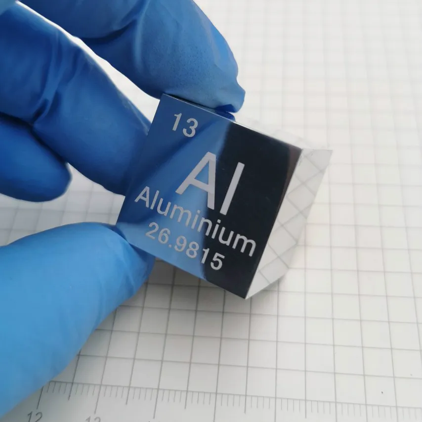 

Алюминиевый Металл в периодической таблице-длина боковой части кубика составляет один дюйм (25,4 мм), а вес составляет около 44,3 г 99.99%