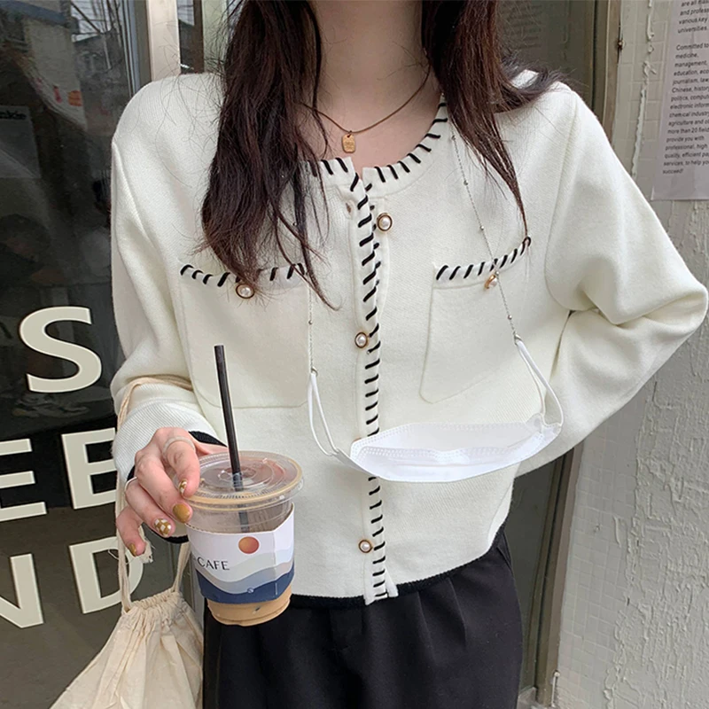 

2021 New Korean Fashion Elegant Elegant O Neck Hit Color Border Pearl Buckle Loose Double Pockets Knit Cardigan Jacket Women