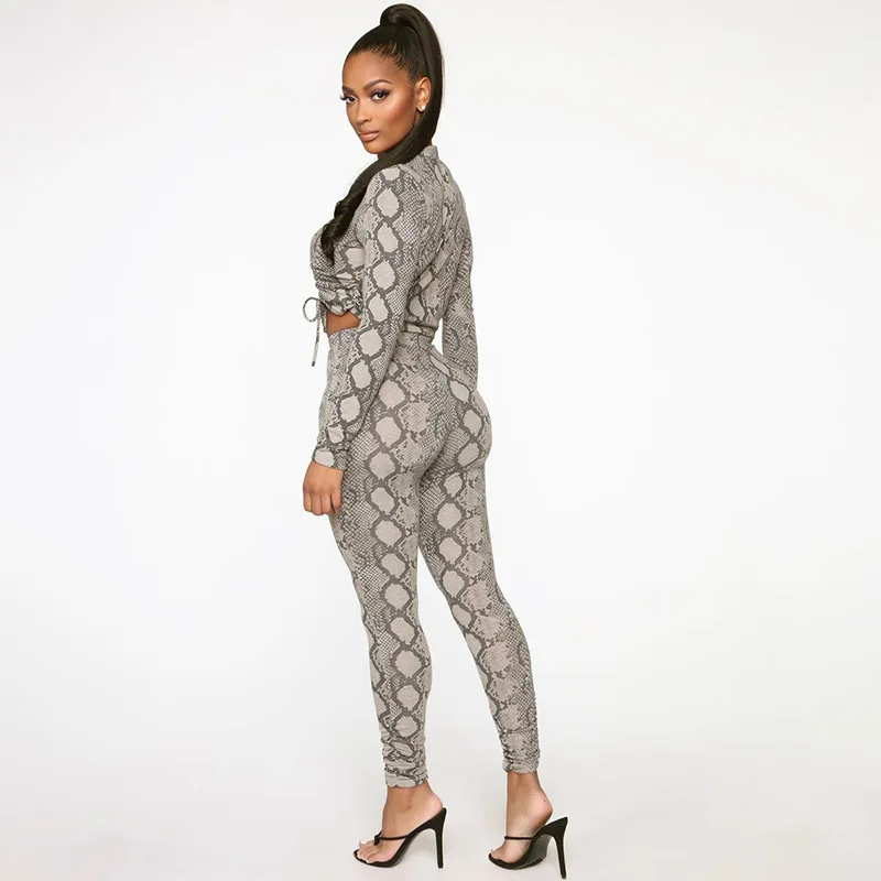 Женский спортивный костюм со змеиным принтом облегающий пикантный укороченный