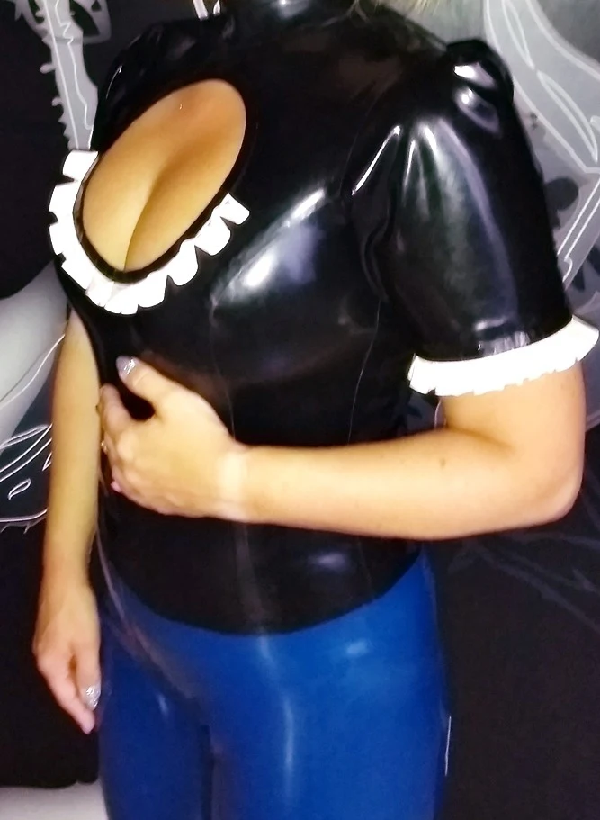 

Сексуальные Открытые груди черные латексные топы женские обтягивающие футболки с коротким рукавом с белыми оборками украшения