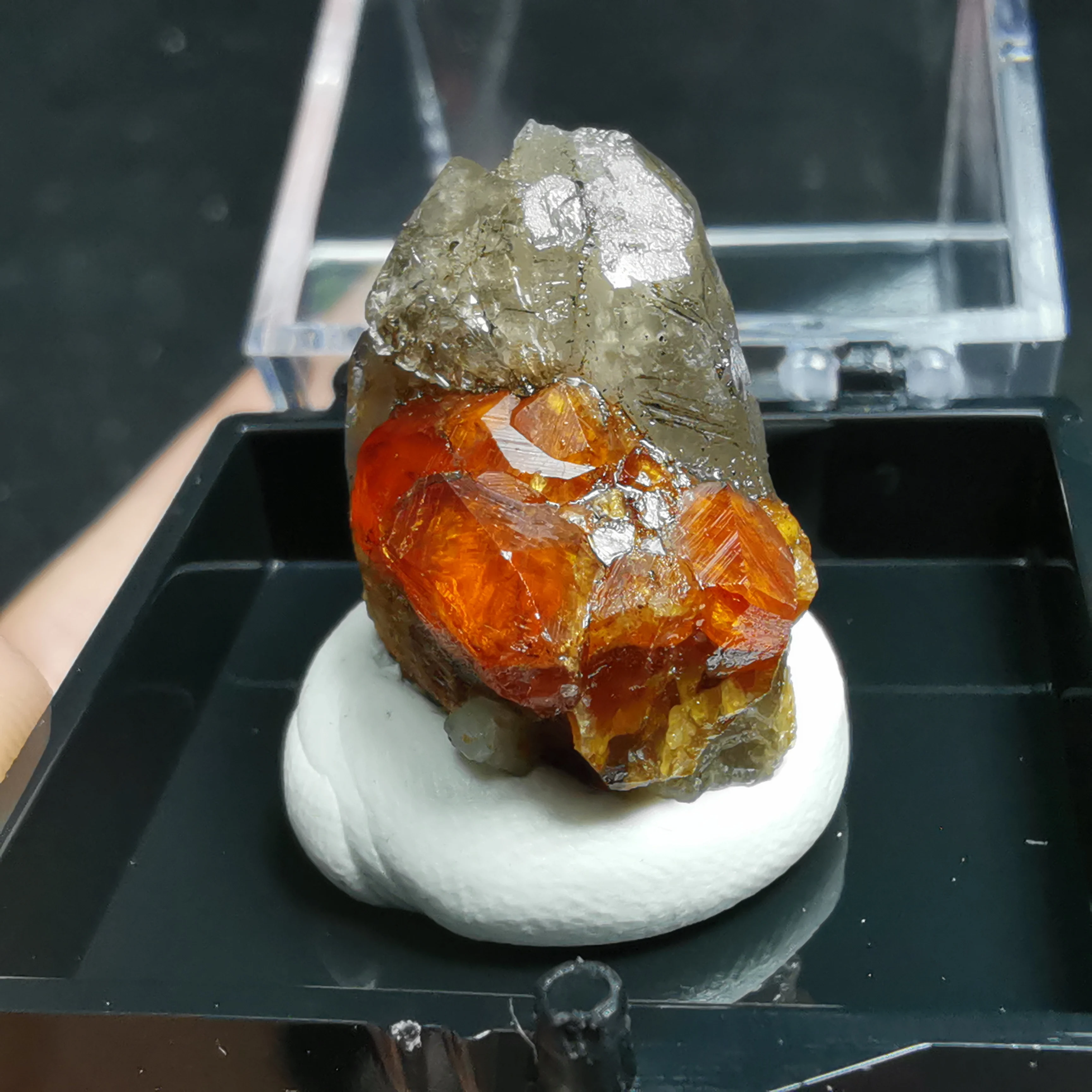 Натуральный высокого качества гранат с украшением в виде кристаллов минеральный