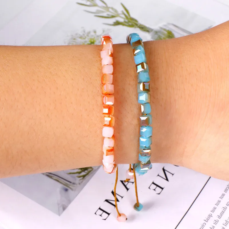 Браслет ручной работы украшенный кристаллами в виде бусин для дружбы цветной