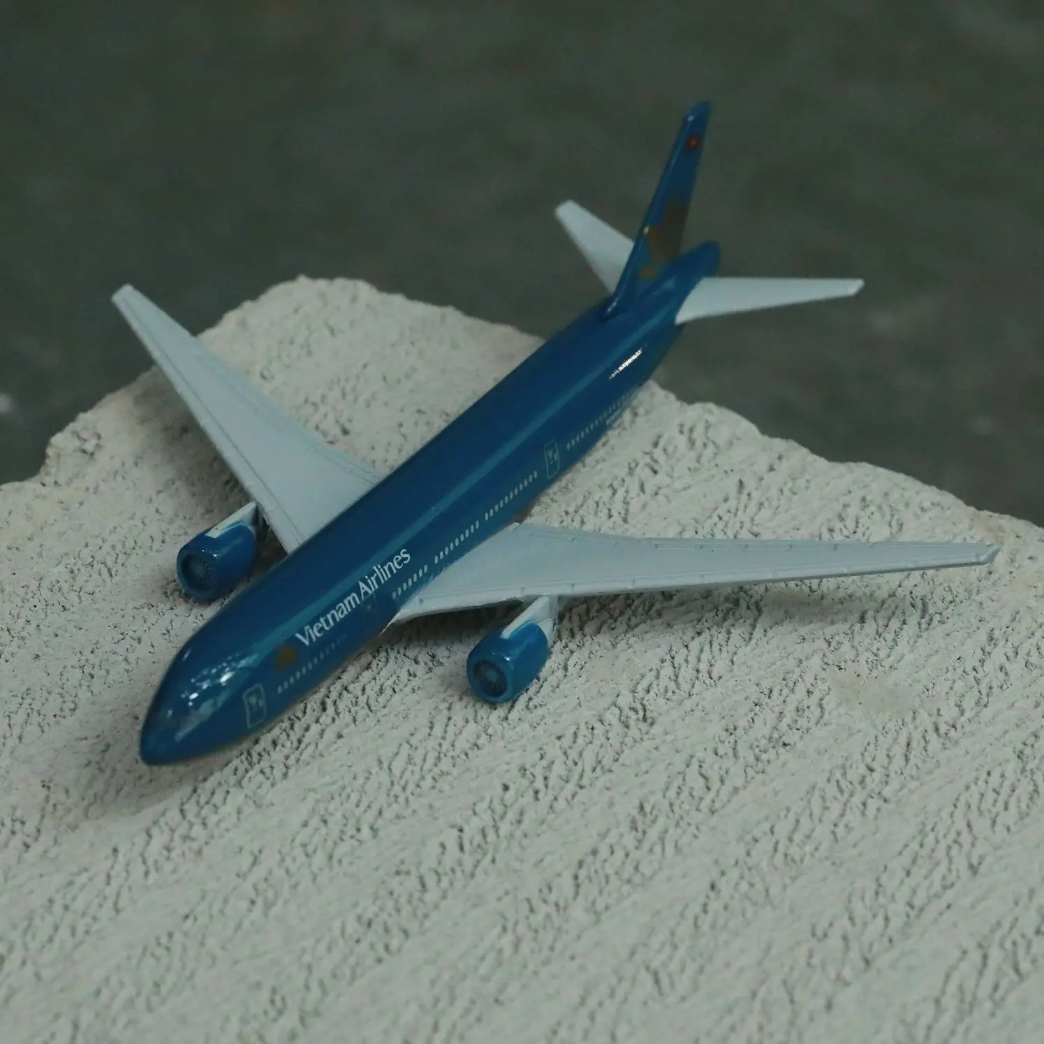 

Авиакомпании Вьетнам, модель самолета Боинг 777, модель самолета 6 дюймов, металлический самолет, офисный декор, мини-Мото, игрушки для детей