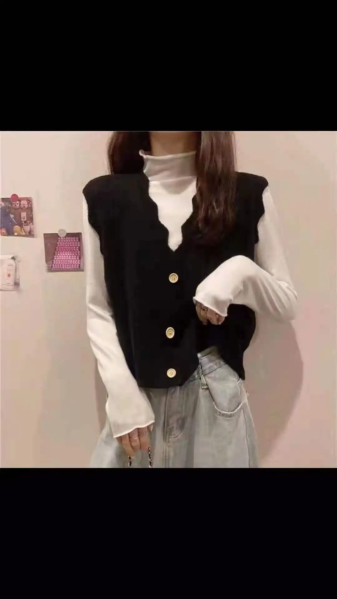 Женский трикотажный жилет однобортный без рукавов с V-образным вырезом в