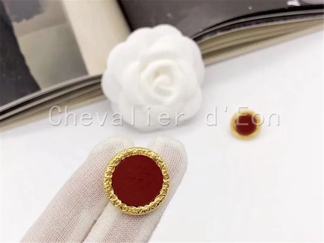 

Chevalier d'Eon Top Famous Brand Resin Stud Earrings Elegant Jewelry Luxury Birthdays Romantic Gift For Women
