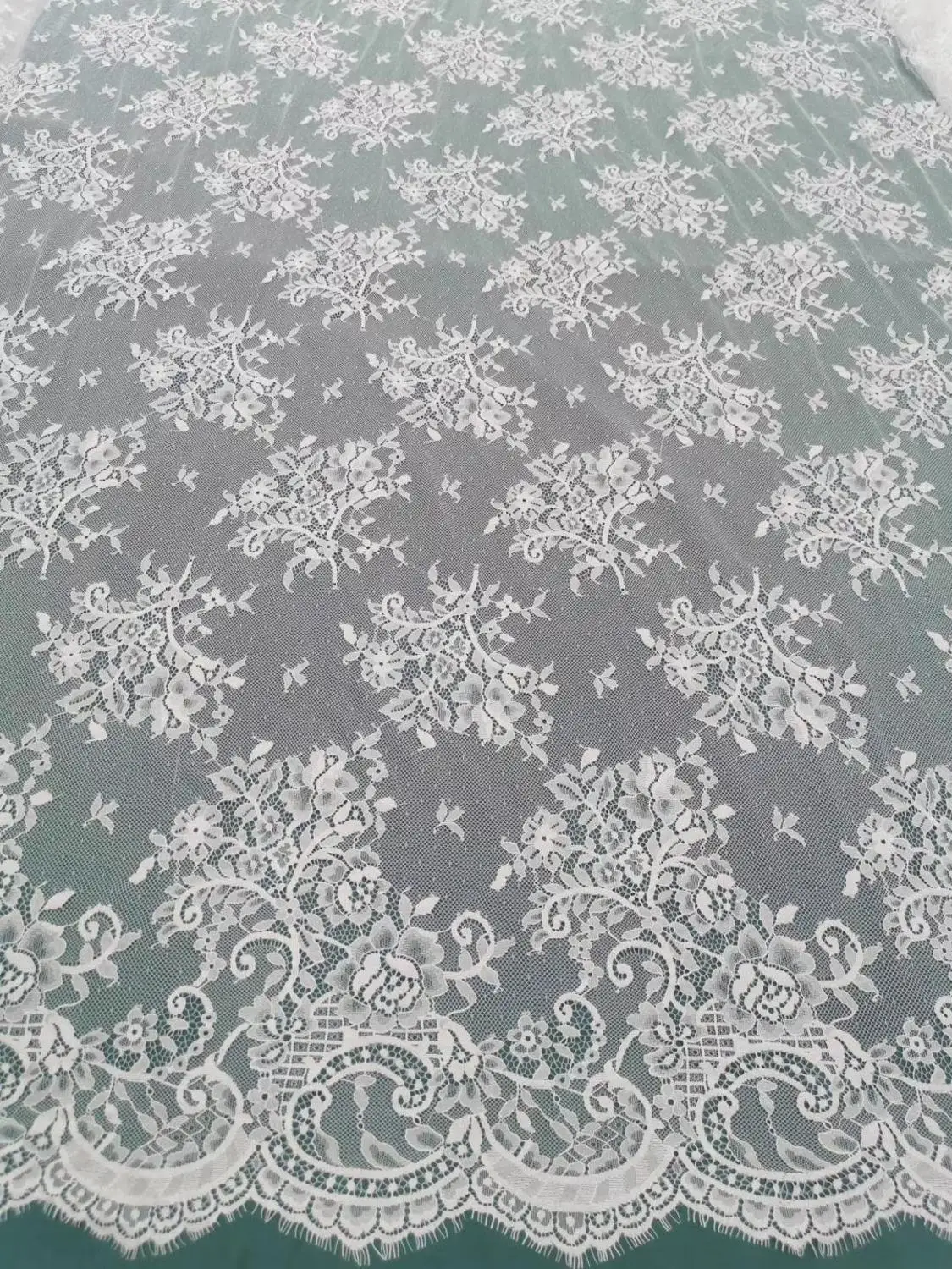 

Оптовая продажа Мерцающая мягкая кружевная ткань цвета слоновой кости 150 см одежда Шантильи ресницы кружева для свадебного платья