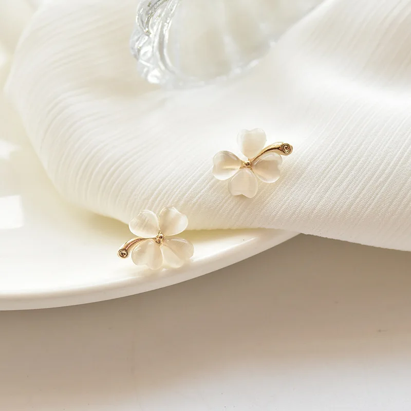 

Clover Clip Earrings No Hole Ear Clips Lovely Sweet Flowers Earring Without Piercing Minimalist Earrings Jewelry CE176M