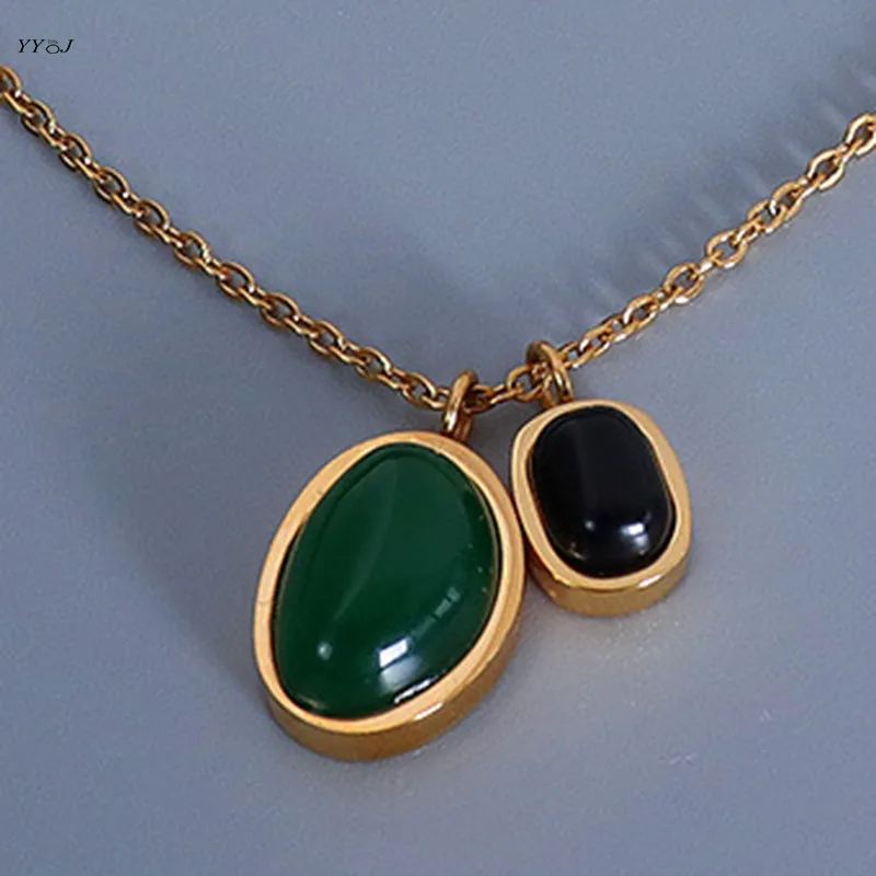 

Женское ожерелье с подвеской из зеленого драгоценного камня