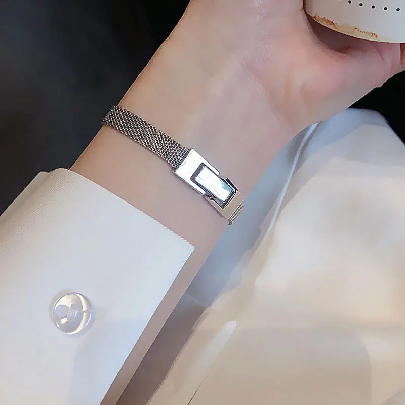 Женский браслет из серебра 30% пробы с пряжкой |