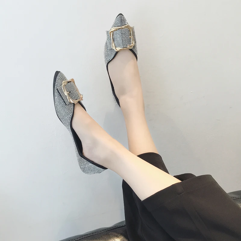 Женские кожаные балетки на плоской подошве с острым носком | Обувь