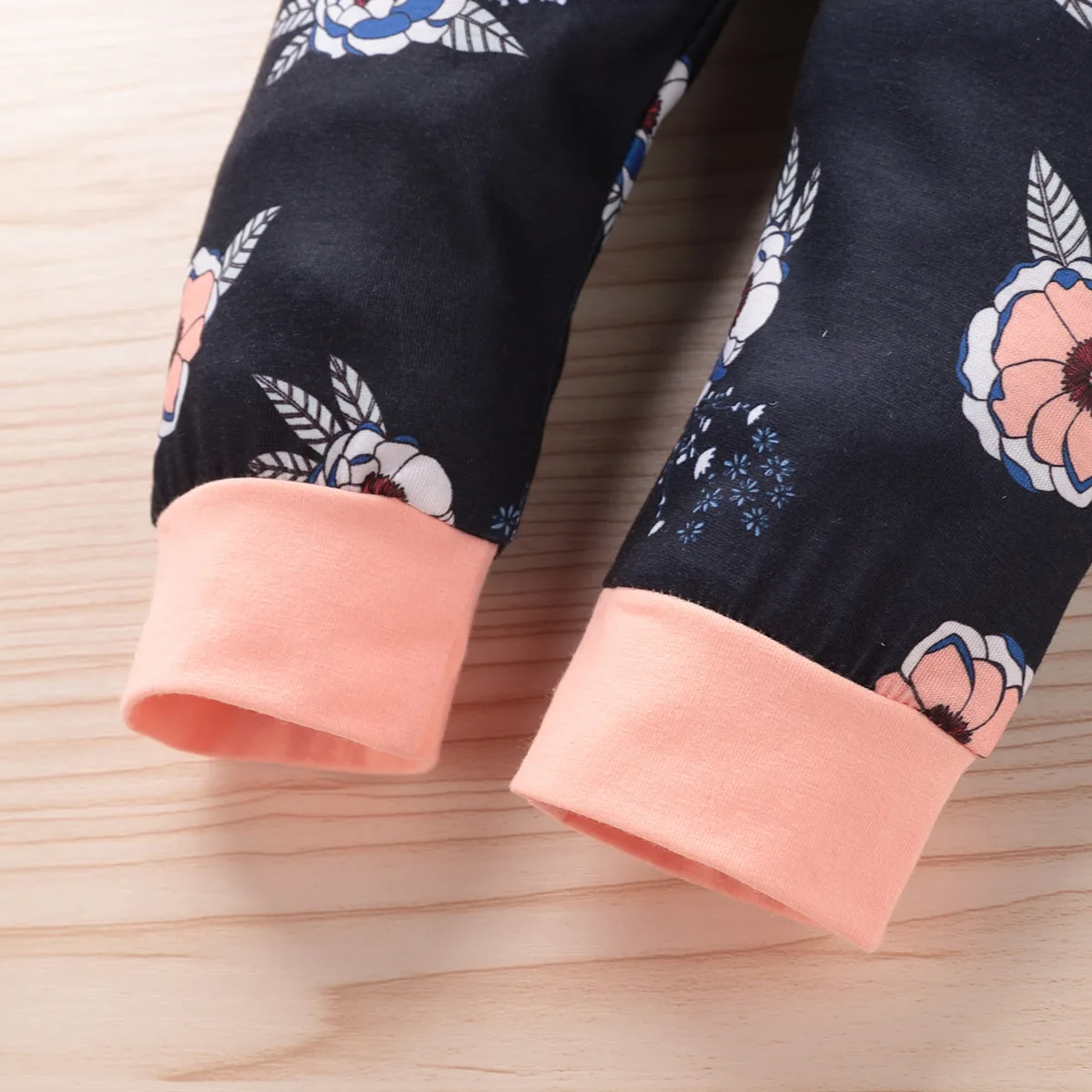

Spring and Autumn Children's New Solid Pleated Skirt, Three Piece Printed Pants Headdress Set Fashion Clothes Girls Outfits