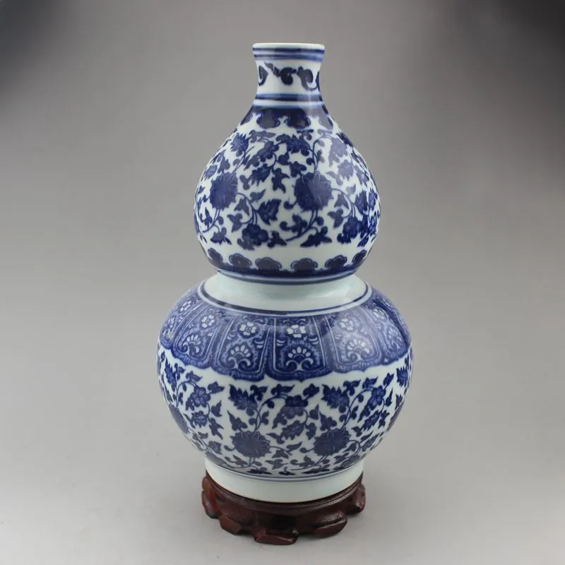 

Jingdezhen ceramics hand-painted antique blue and white tangled lotus pattern porcelain gourd vase Bogu shelf decorative vase