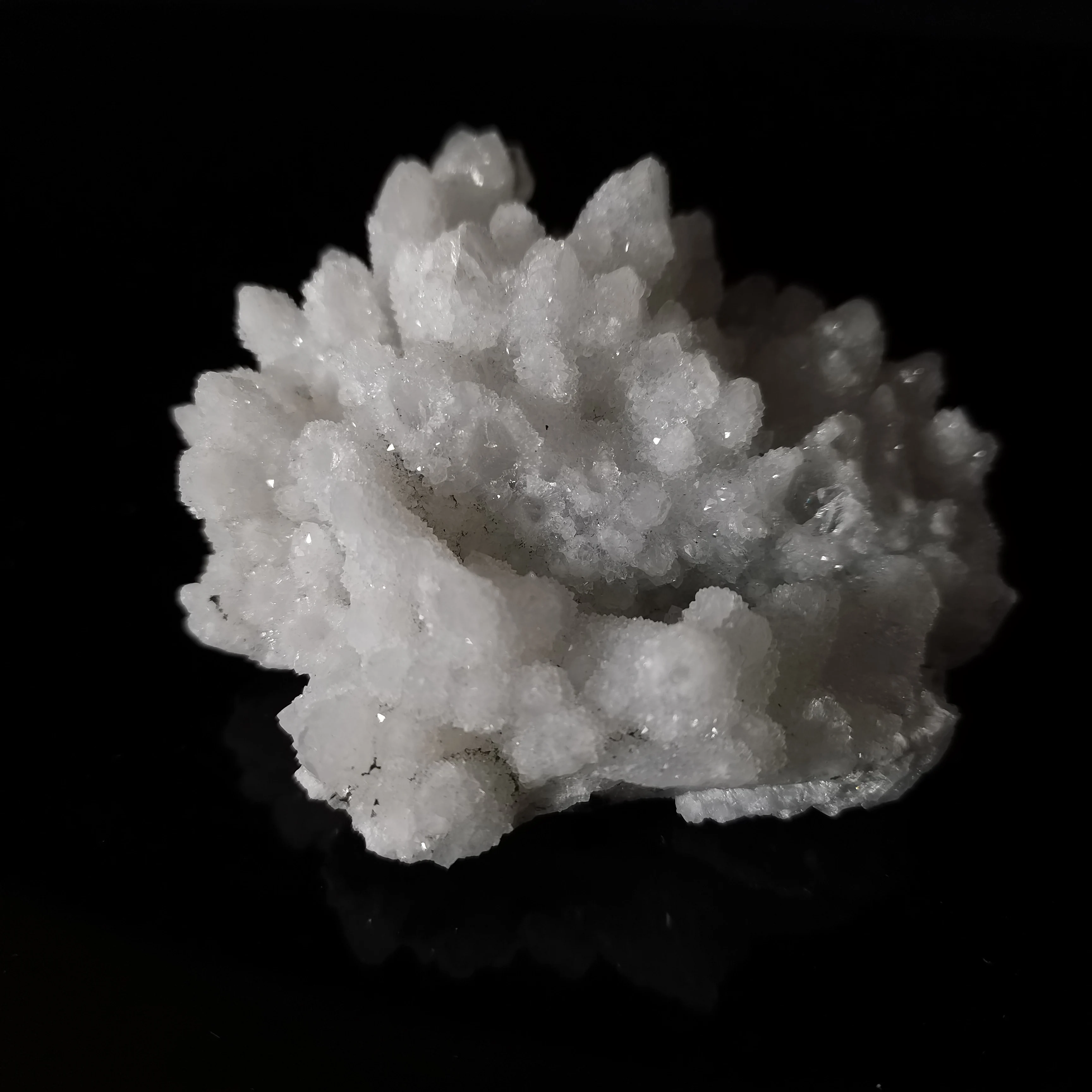 

157,9 натуральный кристалл, кальцит, Диорит, минеральный образец парагенеса