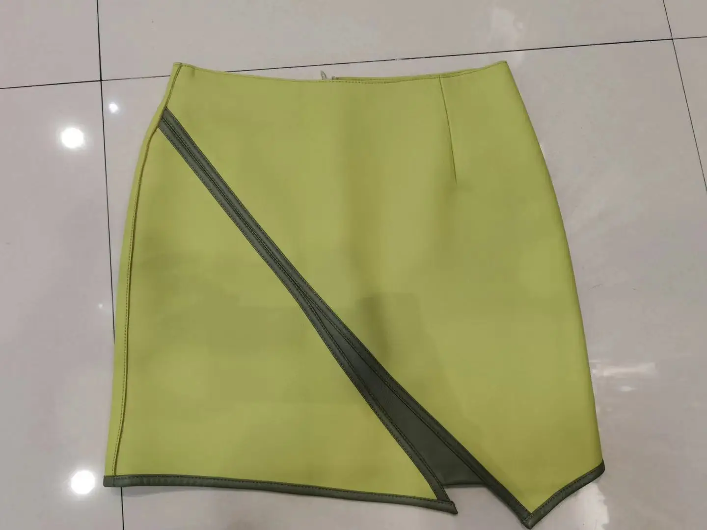 

Fyion 2021 Autumn Winter New Fashion Women Skirt Genuine Leather Women Asymmetrical Vintage Mini Avocado Green Skirts