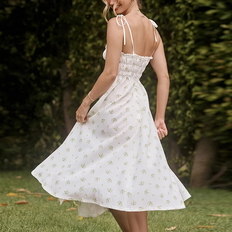 Женское платье с завышенной талией белое средней длины на тонких бретельках
