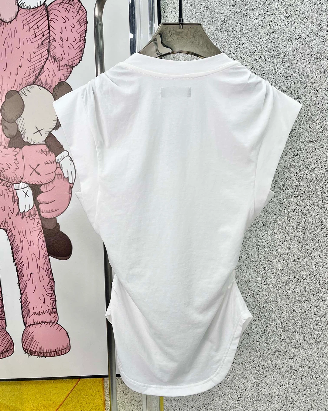 Женская белая футболка без рукавов с V-образным вырезом тонкая плиссированная