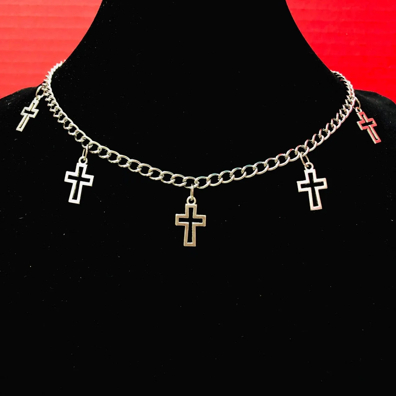 

Hip hop Girls Hollow Cross Pendant Necklaces Jewelry Accessory For Women Fashion Punk Clavicle Chain Short Necklaces Collares