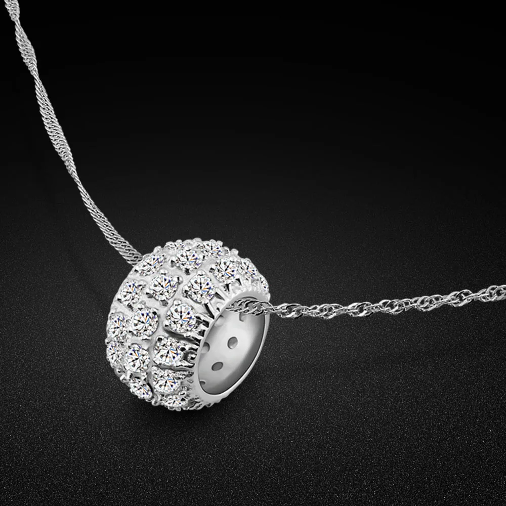 Женское колье из серебра 925 пробы с круглым кулоном инкрустированным