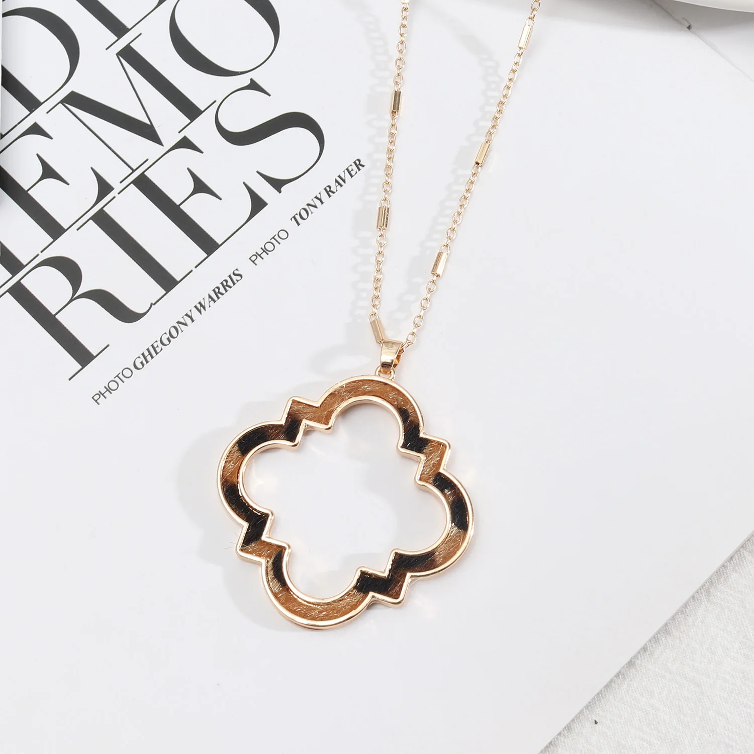 

Quatrefoil Good Luck Long Saturn Chain Leopard Leather Pendant Necklaces for Women Fashion Jewelry Daily Gift
