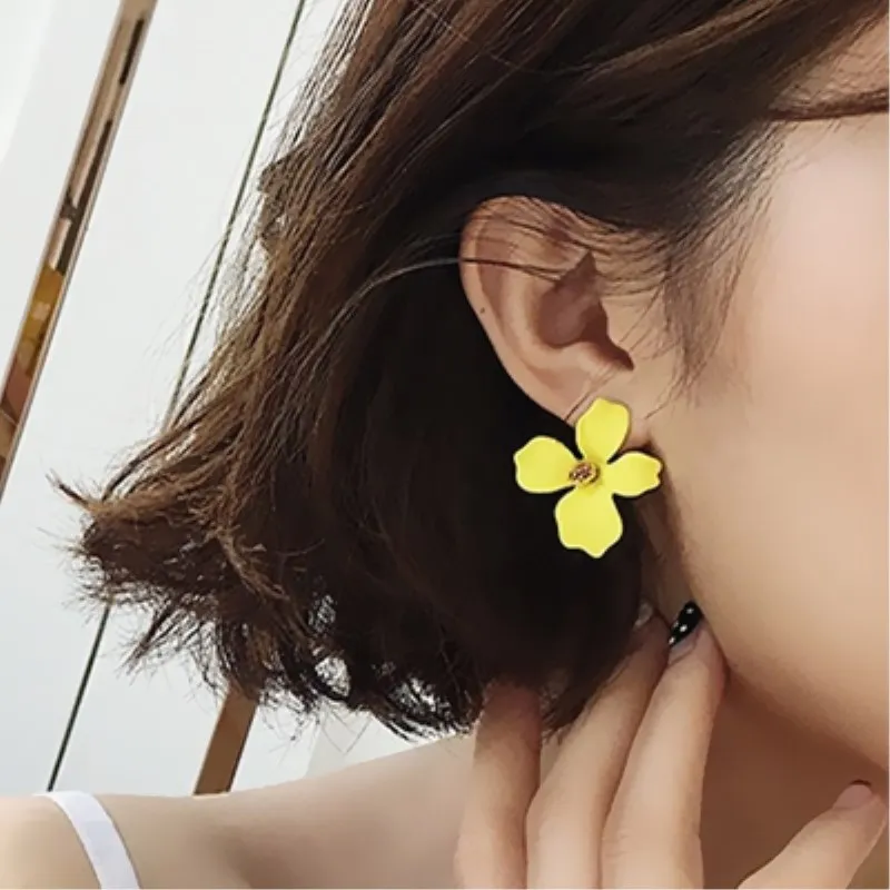 

2019 Latest Design Cute Flower Stud Earrings Colorful Spray Paint Effect Creative Statement Earring For Women Girl Jewerly Gifts