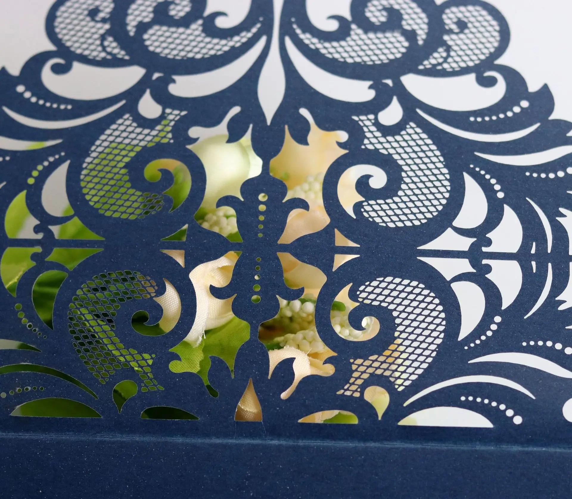 (50 шт./лот) Дешевые свадебные приглашения разных цветов с цветочным рисунком для юбилея с конвертом.