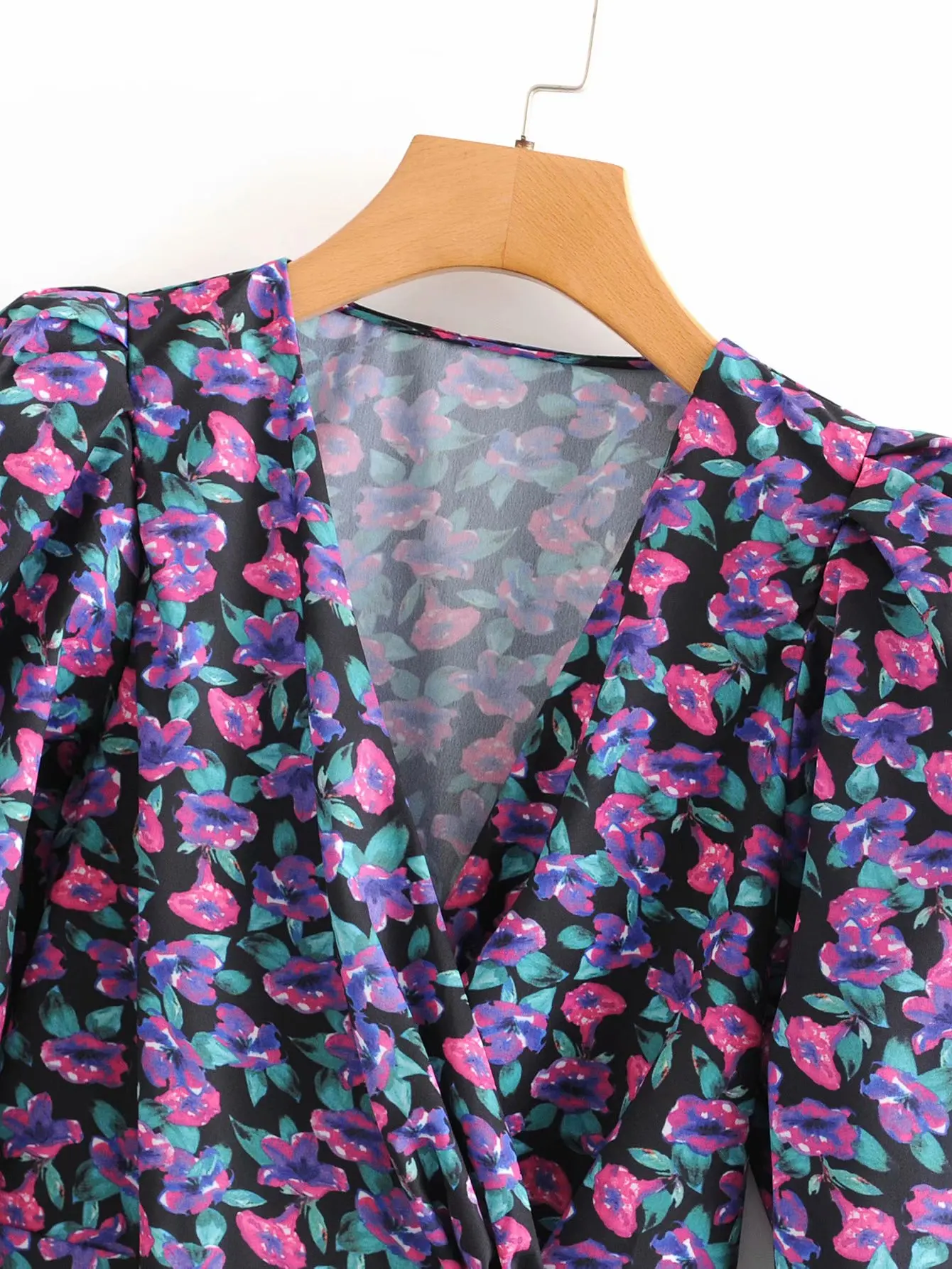 Женская блузка с цветочным принтом VOGUEIN короткая фиолетовая рукавом 3/4 и v