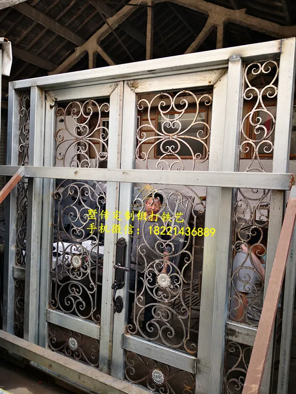 Черные кованые дверные ручки большая железная дверь | Обустройство дома