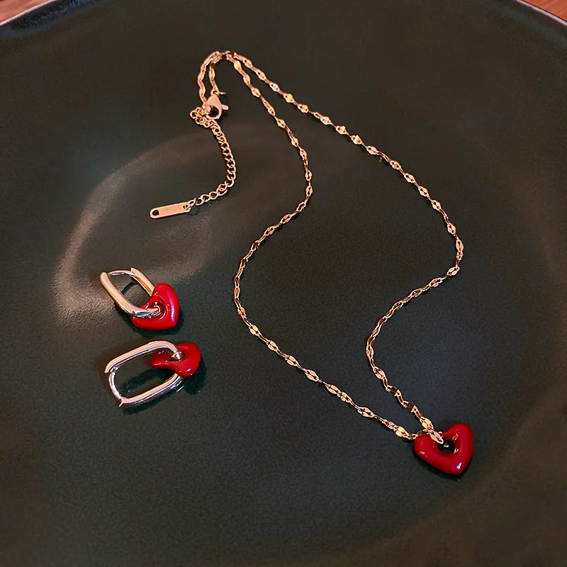 

LOVOACC Hip Hop Spray Red Hollow Love Heart Pendant Necklace for Women Ladies Gold Color Thin Chain Metal Necklace Accessories