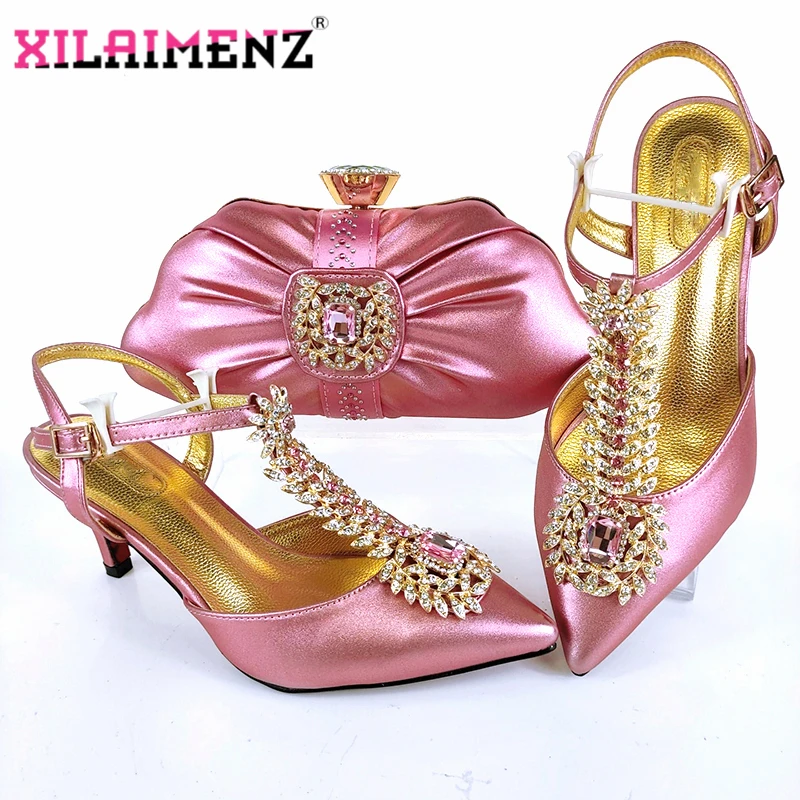 

Новейшая модель; Высококачественные туфли для зрелых женщин; Вечерняя сумочка розового цвета; Босоножки с петлей на пятке с блестящими крис...