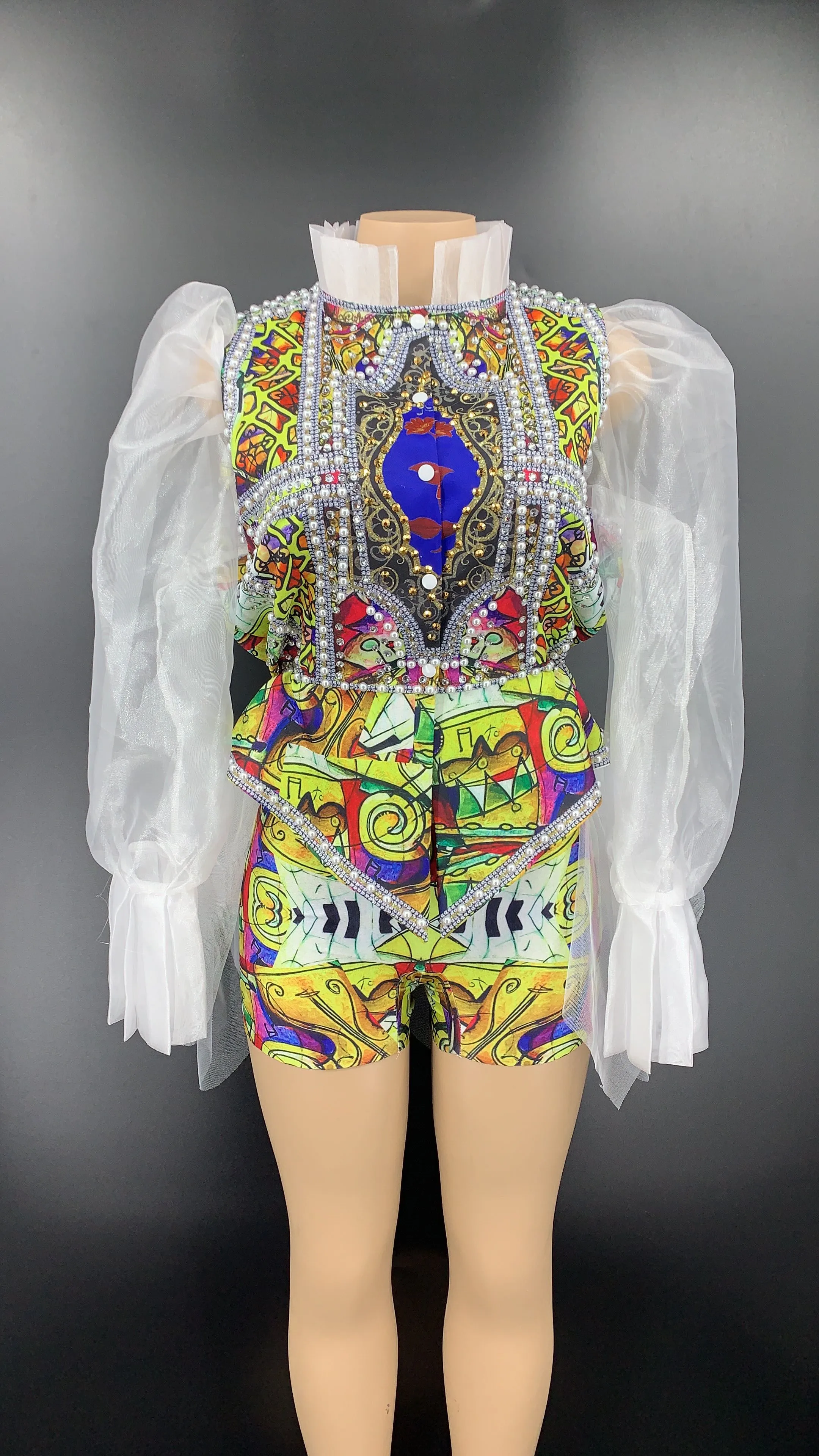 Женская короткая рубашка с рисунком граффити украшенная камнями и жемчугом