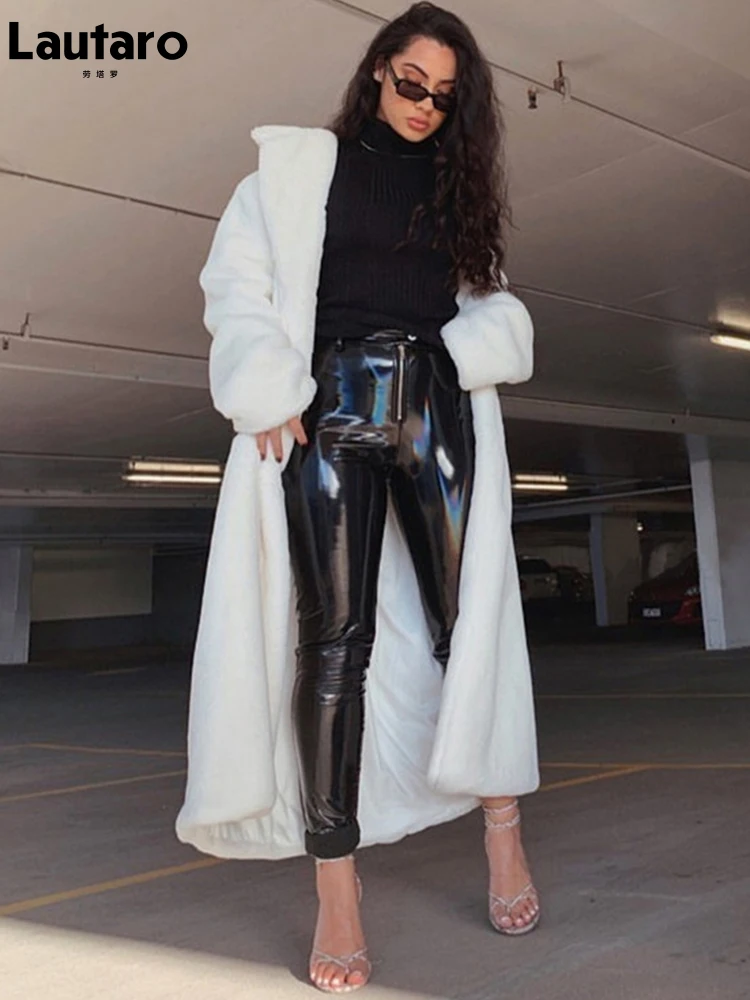 Зимнее длинное белое оверсайз пушистое теплое женское пальто из искусственного