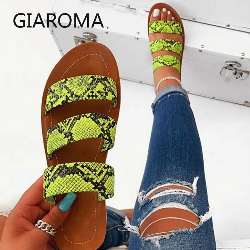 Женские сандалии на плоской подошве удобные шлепанцы из змеиной кожи пляжные с