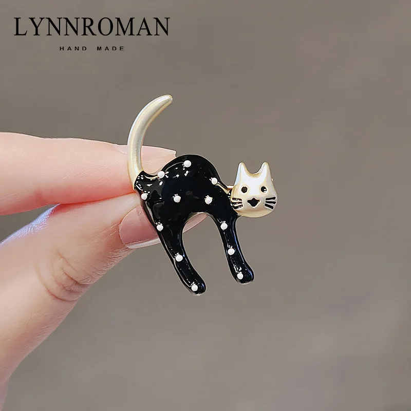 

2021 new original lovely female wave point kitten Brooch Tide pin autumn and winter accessories