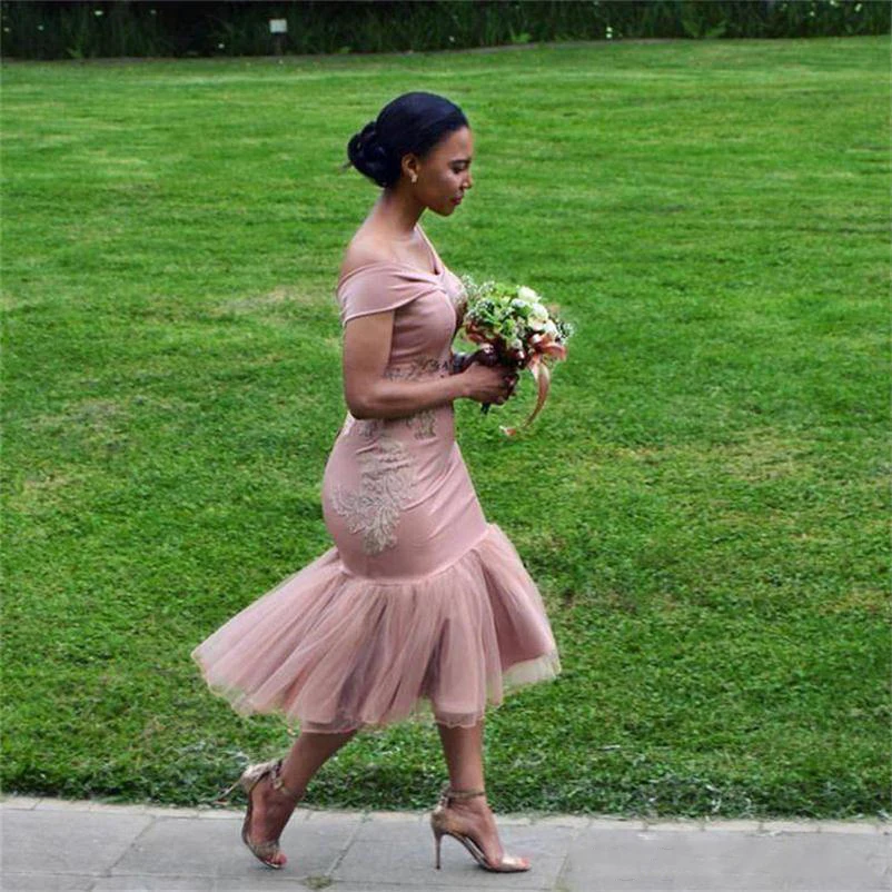 Платье подружки невесты пыльно-розовое с открытыми плечами короткое подружка