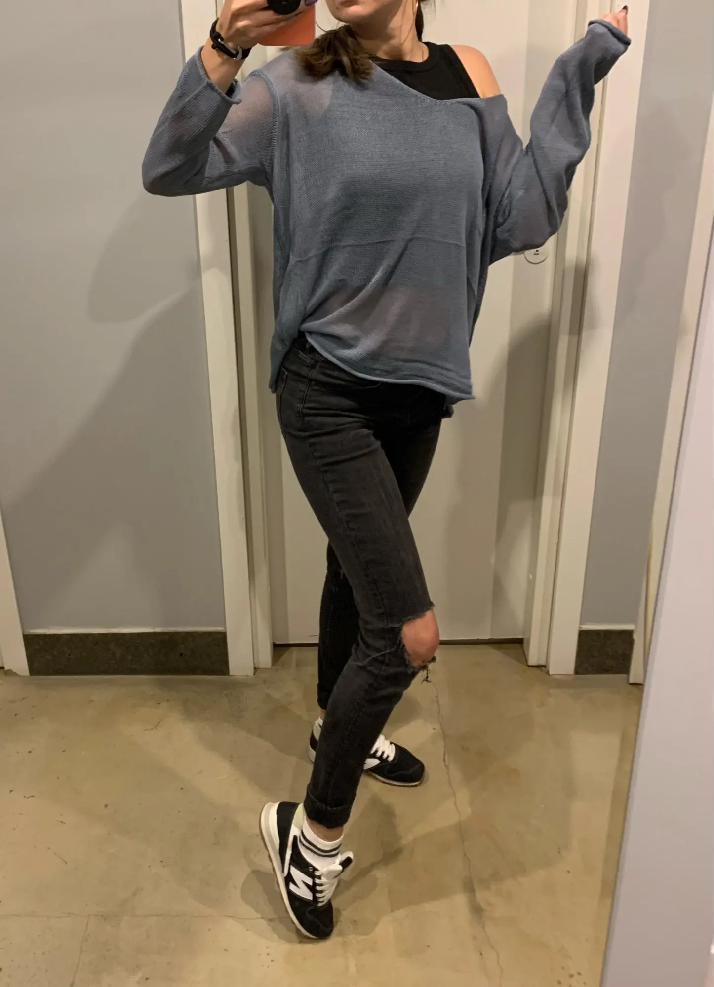 Блузка женская тонкая с V-образным вырезом однотонный пикантный топ свободного