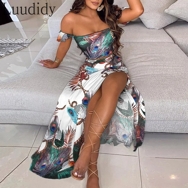 

Пикантный укороченный топ с открытыми плечами и цветочным принтом и юбка макси с высоким разрезом