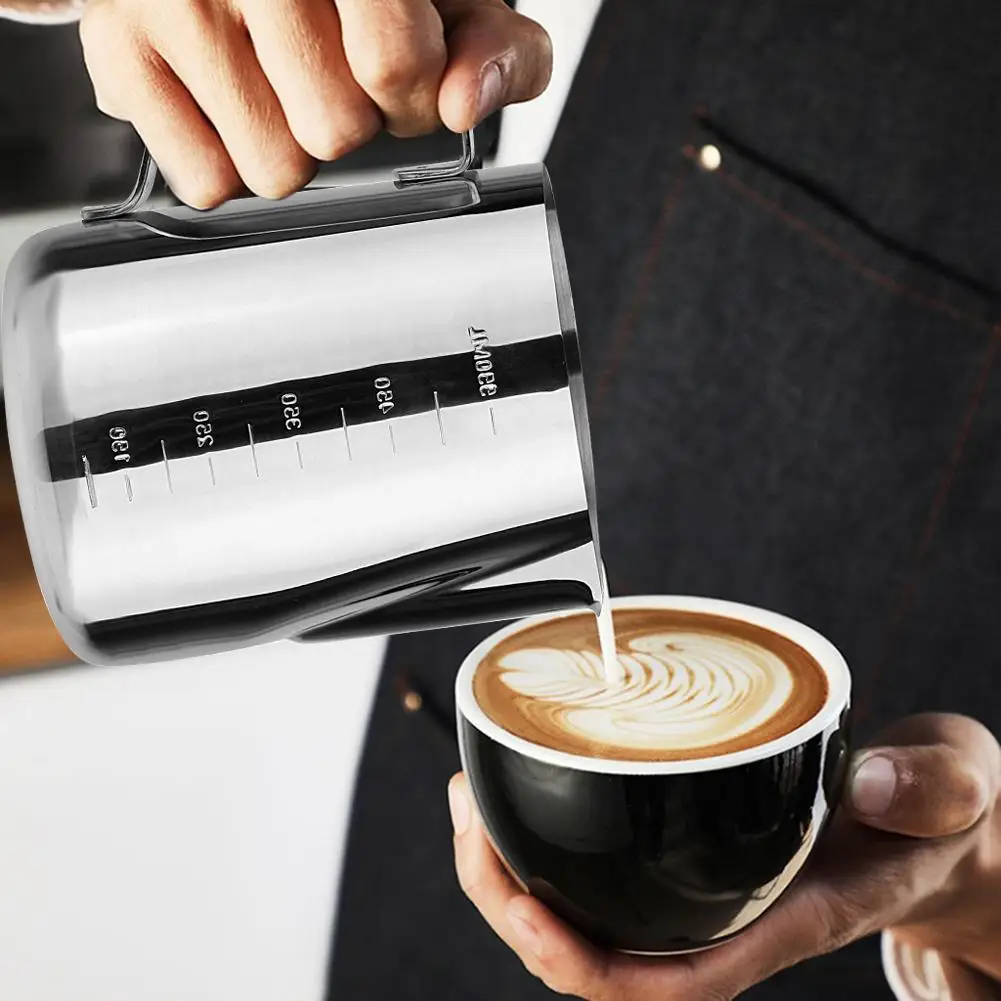 

900ml 304 Stainless Steel Craft Latte Milk Frothing Jug Environmental Simple and Generous Pitcher Pull Flower Cup 13x9x8.5cm