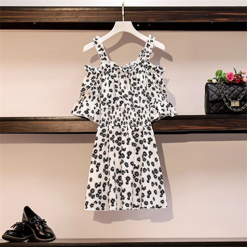 Женское мини платье с оборками и открытыми плечами летнее черное белое ромашками
