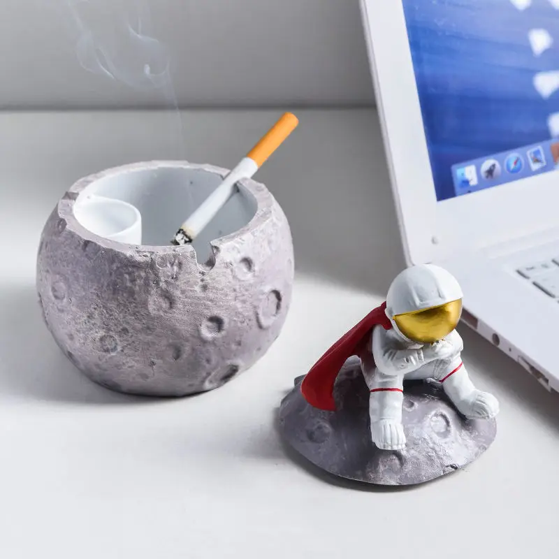 

Astronaut Ashtray Anti-fly Ash Ashtray with Cover Windproof Space Ashtray Decoration for Bar Club Office Home Living Room
