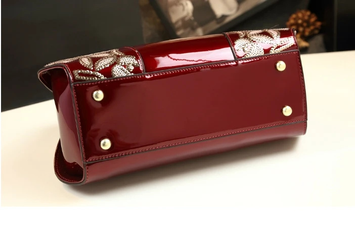 Сумка-мессенджер женская из лакированной кожи с вышивкой | Багаж и сумки