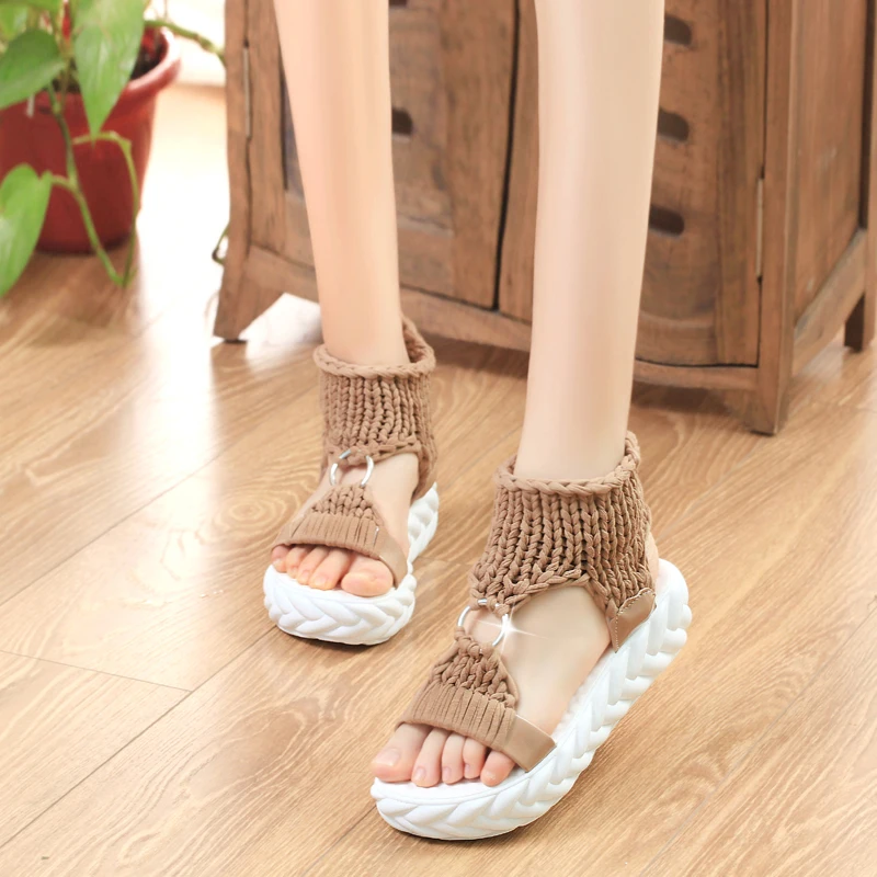 

2019 new thick-bottomed muffin Korean version of open toe versatile comfortable wool round buckle Roman sandals female