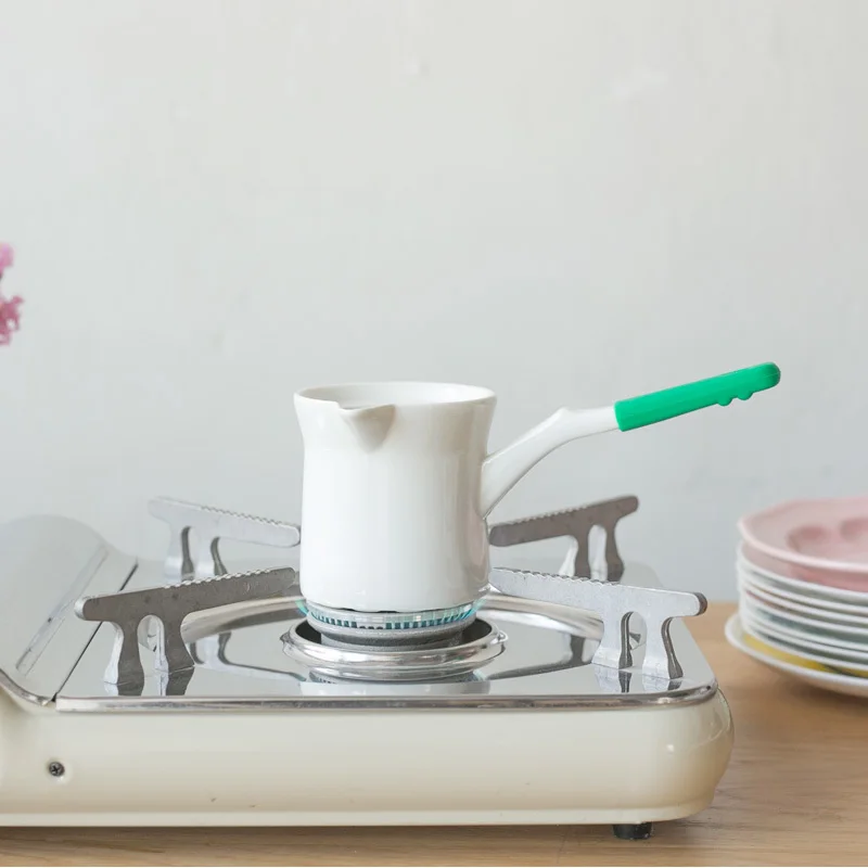 Турецкая керамика молочный чайник мокко варит пламя нагревается кофе капельный