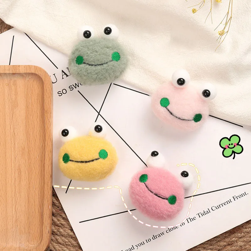 

2021 Korean Lovely Green Plush Frog Brooches for Women Man Couple Daily Party Round Lovely Coat Accessories Cashmere Fashion