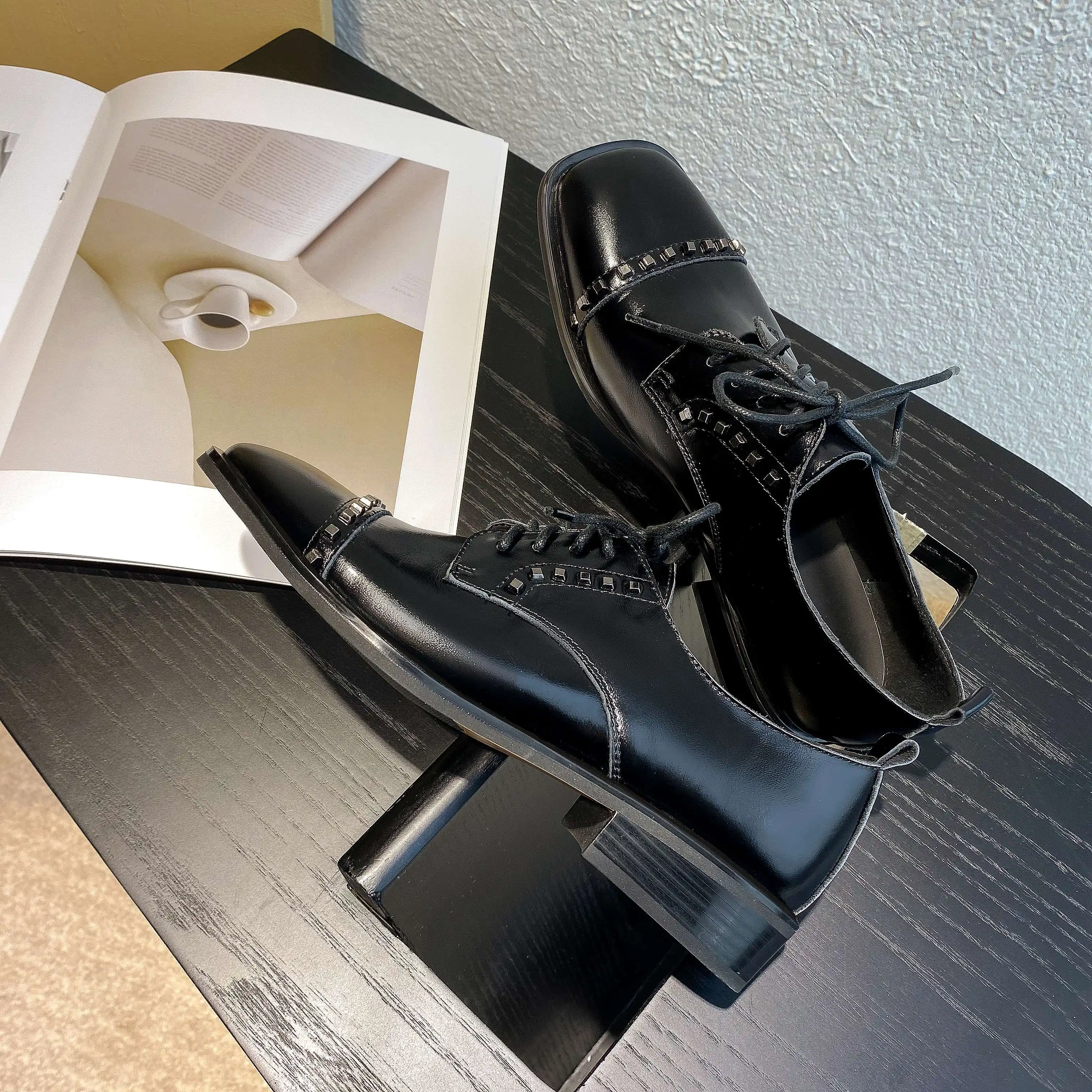 

Lanxuryee 2021 new arrival genuine leather square toe med heel rivet decoration young lady casual retro fashion women pumps L15