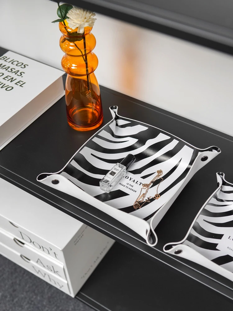 Настольный лоток для хранения косметики с изображением золотой зебры в