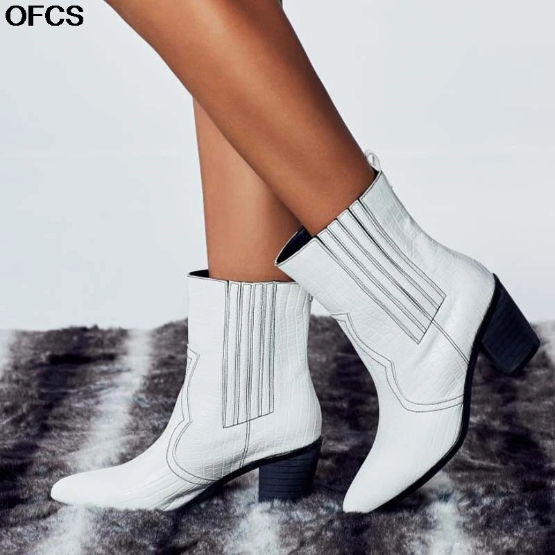 Белые черные ботинки из искусственной кожи со змеиным верхом и острым носком на