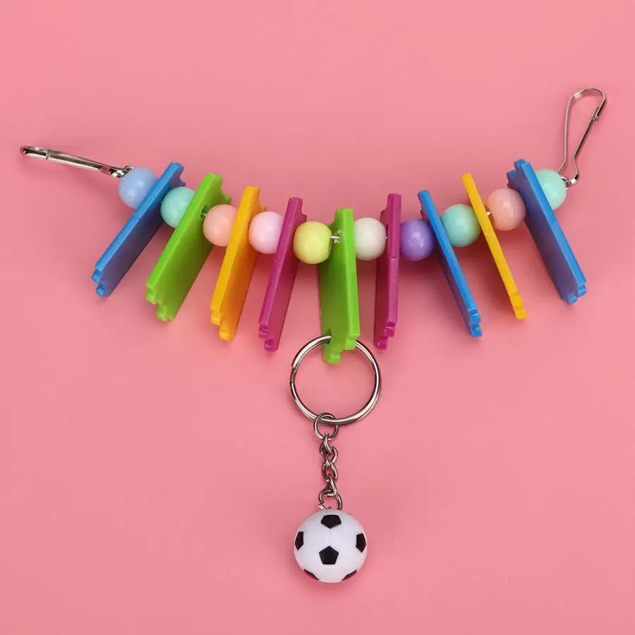 Жевательная игрушка для птиц красочные пластиковые с футбольной клеткой